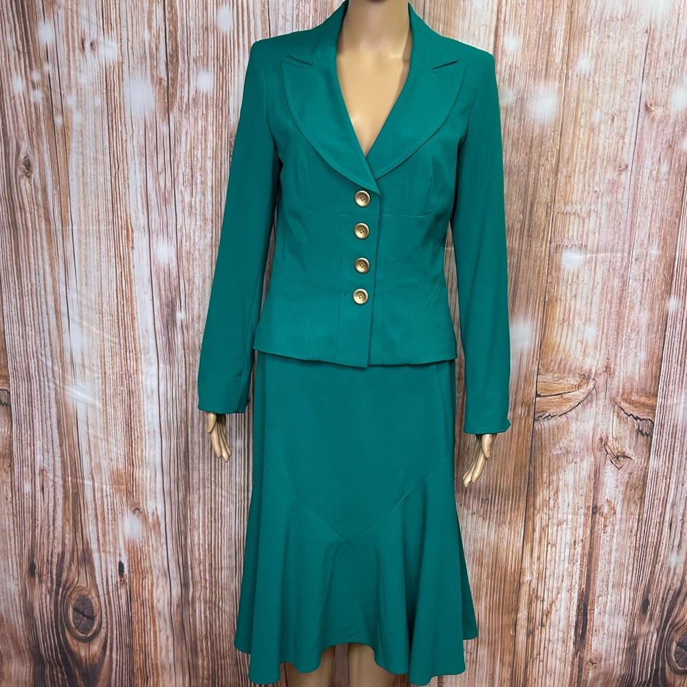 Latina Life Kelly‎ Green Blazer Skirt Suit